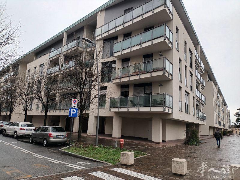 米兰边Vimercate 套房130平出租，4房间+客厅+厨房+2卫生间+独立停车室