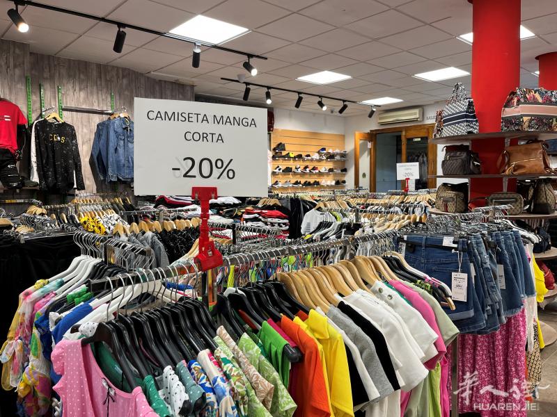 出售服装店设备，衣架，轨道灯，模特，展示柜，全新***