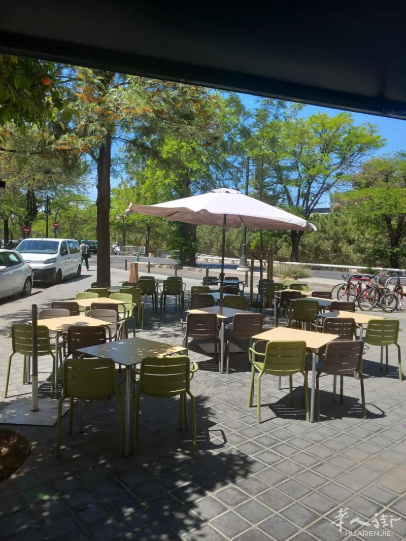 酒吧餐馆转让-带永久经营许可证及宽敞的外部露台