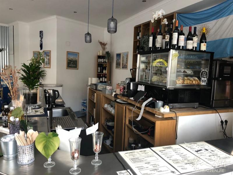 出售目前是餐饮和酒吧的一家店，18区在临街拐角位置，有露台（494）