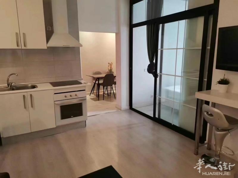 马德里黄金地段Gran vía ，两室两厅，房间朝