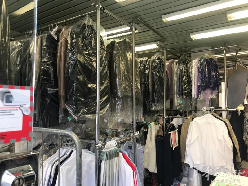 出售一家洗衣店,位于18区,周围住宅众多都是居民楼,客户群稳定(514)