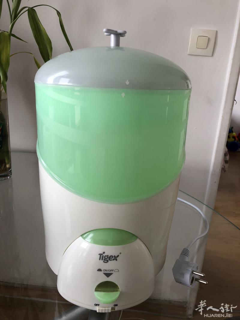 免费赠送，自取：热奶器，奶瓶消毒器9成新 ，宝宝，衣服，帽子免费送，自取在5号线底bobigny