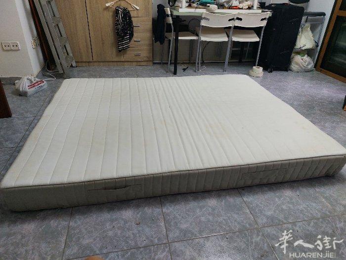 出售二手床垫一个190×150，50€自取，电热夹一个5€，自取。微信:6105
