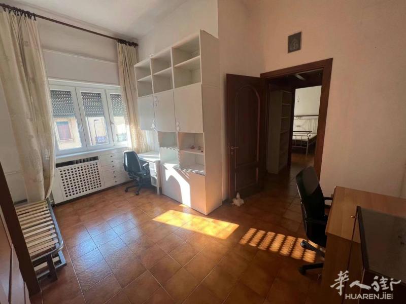 不支持贷款，出售certosa 火车站100 米，  via mambretti ， 二楼一室一厅， 装修良好， 13.8w ， 交通方便楼下有1路-12
