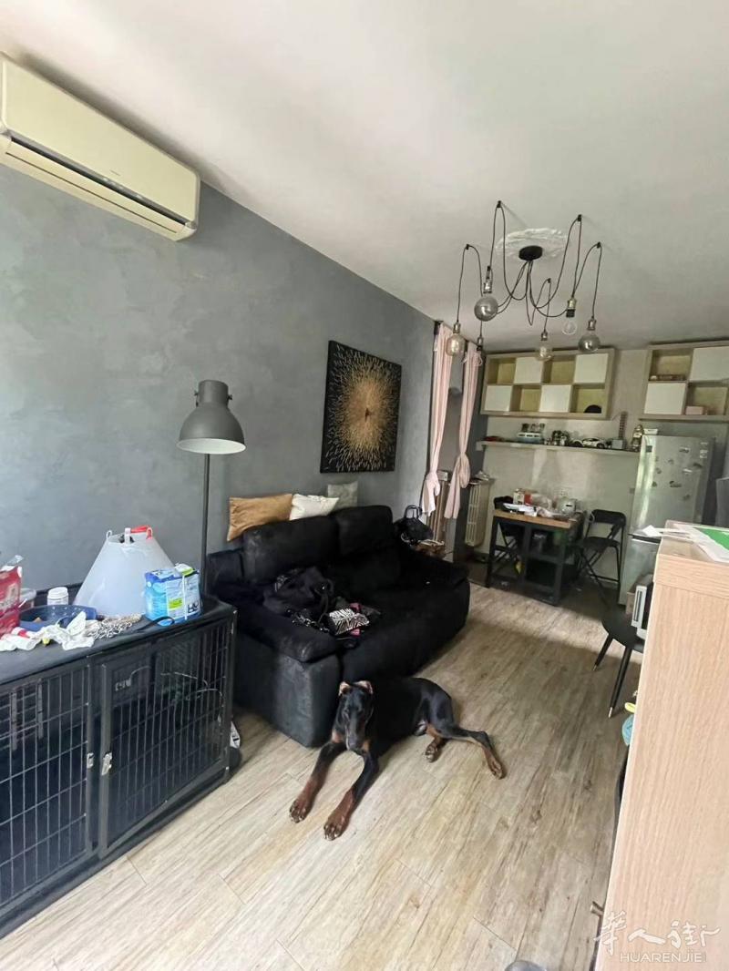 出售黄线comasina 区分， via val di bondo ， 二楼一房一厅， 56平米左右， 状态良好