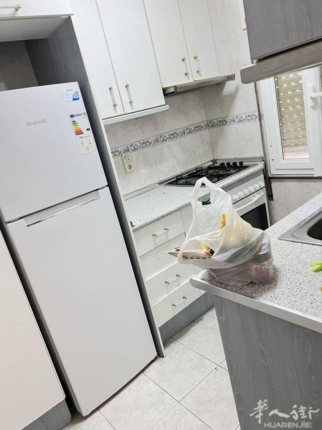 6号线Usera地铁站
﹉2室1厅+空调暖气整租