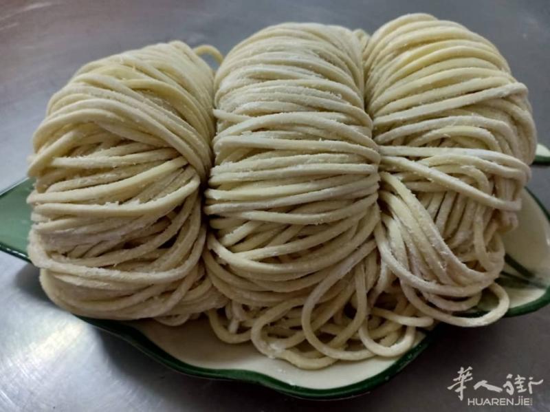 巴黎面条厂批发各类面条，劲爽弹滑堪比现场手拉面，出厂价供应巴黎连锁面馆