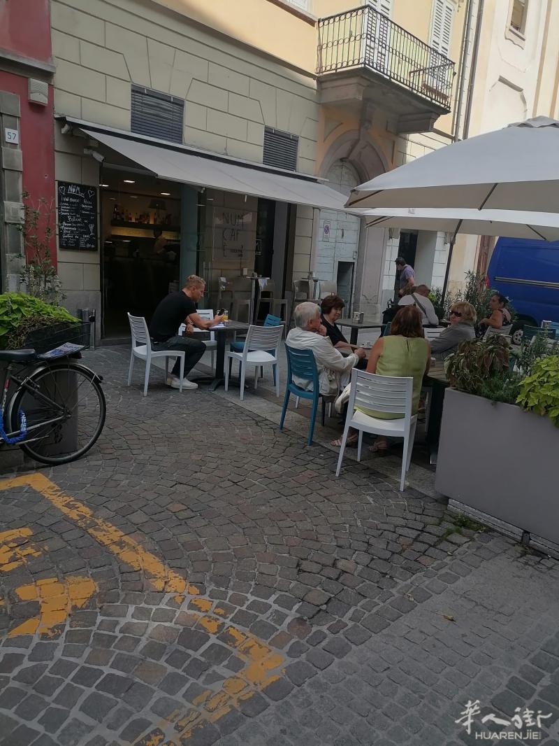 Un bar in zona centralissima a Lodi