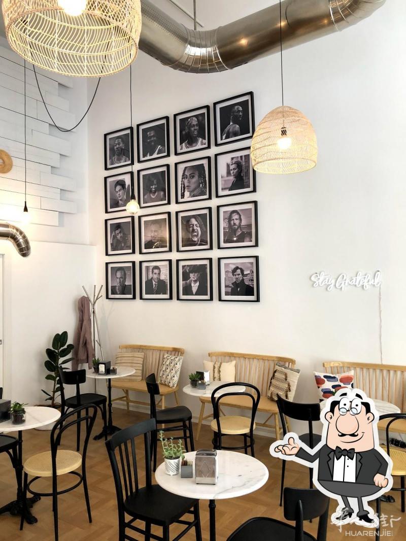 Padova闹市地段酒吧带烟囱