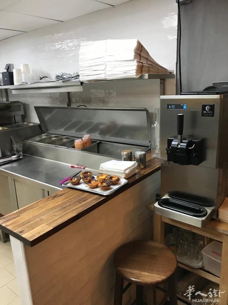 OV1-624 降价!出售餐饮小店,位于地铁出口,在11区,租金低廉。