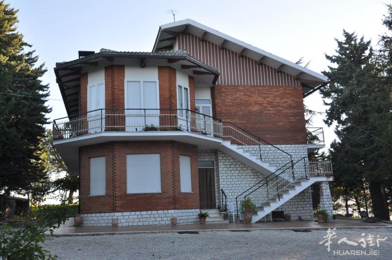 Macerata villa due piani 10/12 posti letto