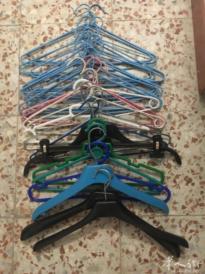 37衣服架，8欧，也可以分开卖，18个，4欧，马德里自己来拿，加手机号微信，Z6