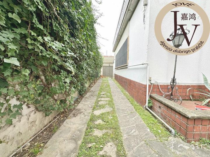 jove 介绍所别墅campi市中心但是限制区外，150平方加车库26平方加院子135平方