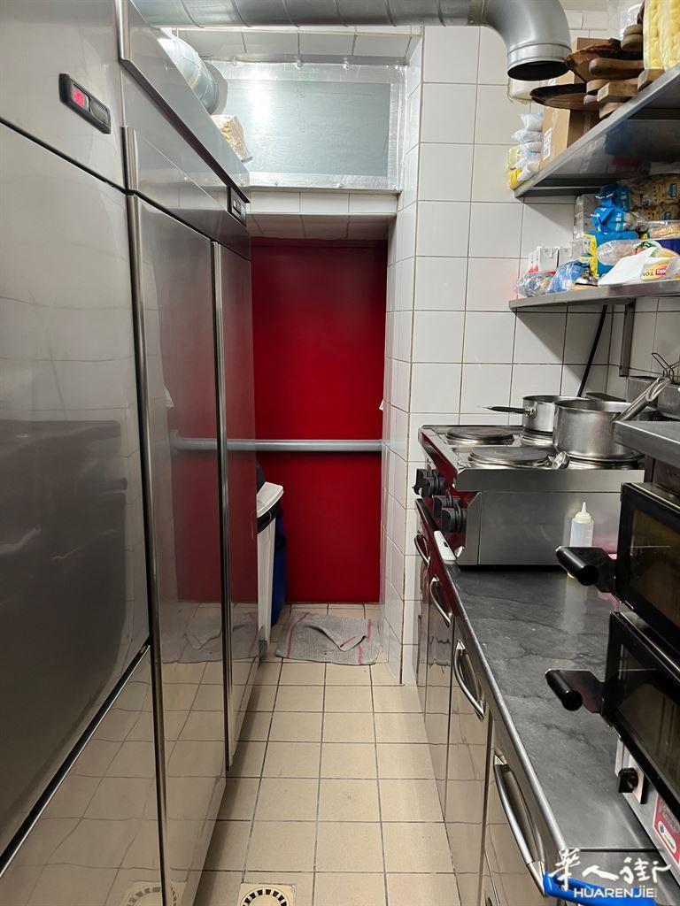 18区靠近9区的可安装hotte快餐店转让，来往路人非常多，位置绝佳（631）