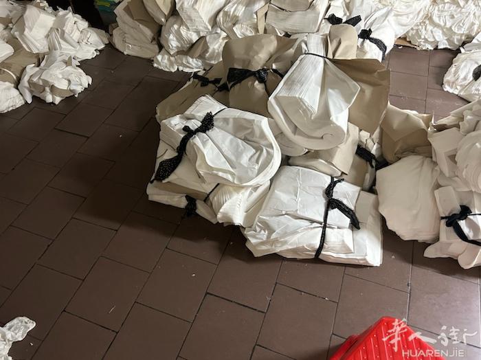 本工厂招一位平车简单布衣的帮工水洗，货多。联系3778549410