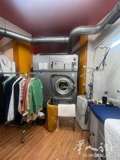 出售设备齐全的干洗店，位于 11 区街角位置，周围住宅很多（647）