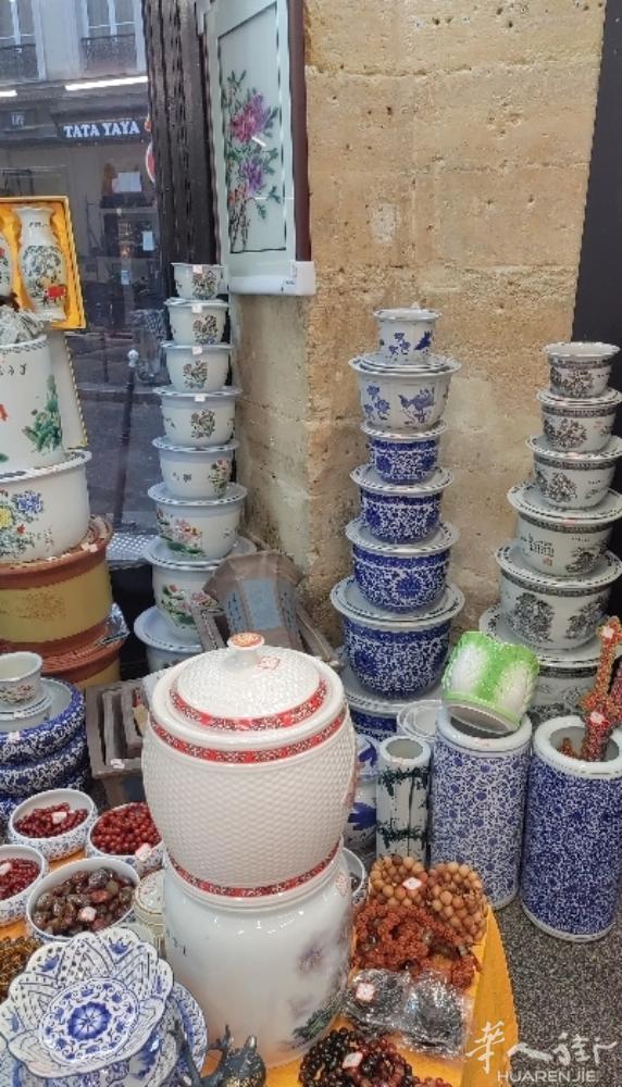 中国景德镇陶瓷在法国展销会