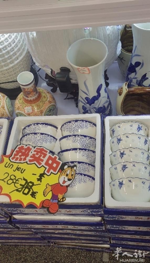 中国景德镇陶瓷在法国大型展销会，星期六星期日折扣力度大，欢迎到店里选购。