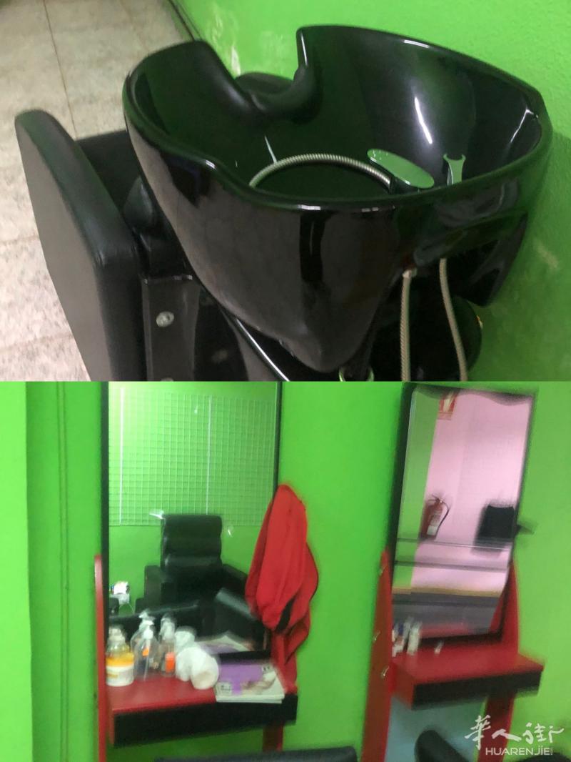 美发店出售洗头水池一个，镜子两面。货架 2个 。联