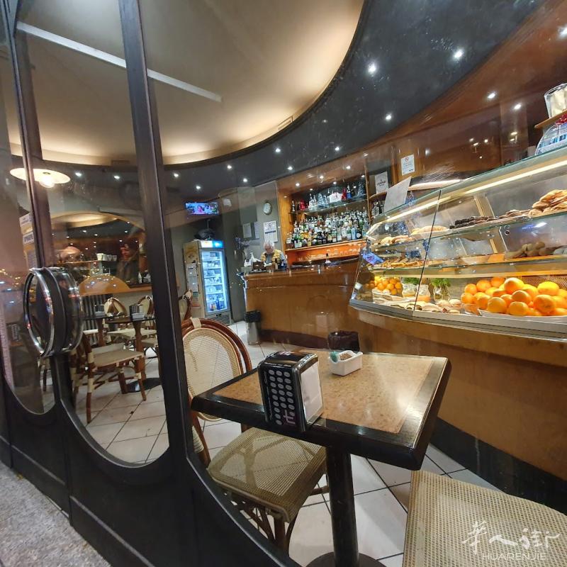 A PARMA BELLISSIMO BAR CON CANNA FUMARIA