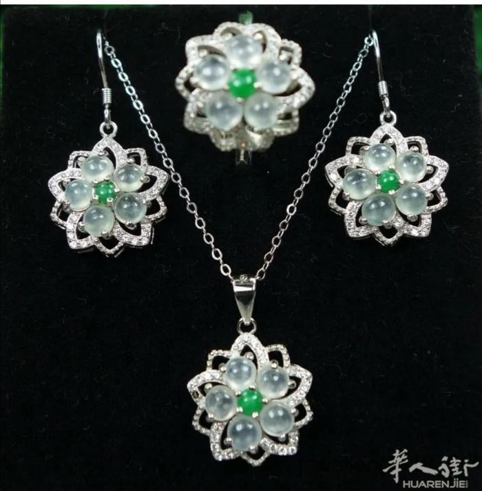 天然缅甸高冰种翡翠项链＋戒指＋耳环套装捡漏价499€.不议价。有喜欢的姐妹们亲私