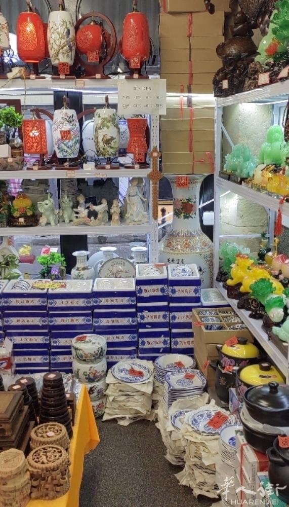 中国景德镇陶瓷大型展销会，有瓷器，玉器，铜器，家具以及古董，因房租到期，现亏本大