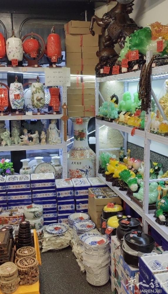 中国景德镇陶瓷大型展销会，因房租到期，现特别大甩卖，不计成本，一件不留，给钱就卖