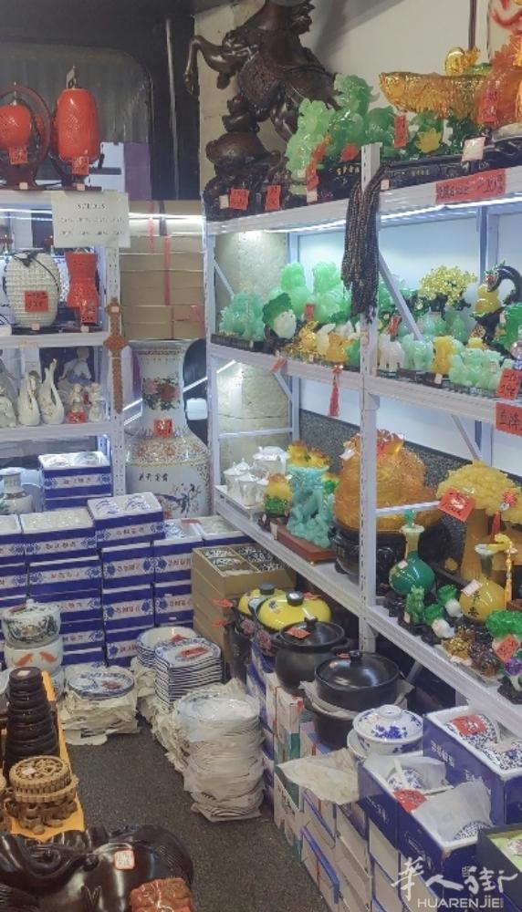 景德镇陶瓷大型展销会，房租即将到期，现在亏本大甩卖，有家具，瓷器，玉器，铜器以及