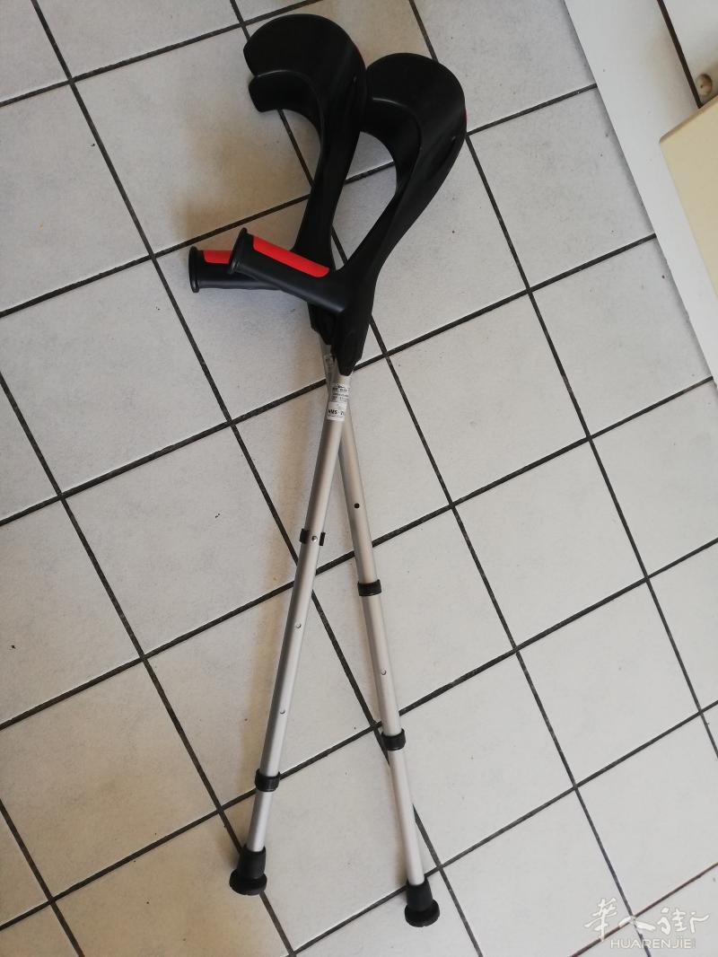 甩全新拐杖一副20欧。如图可送货。有需要的请电0608088824