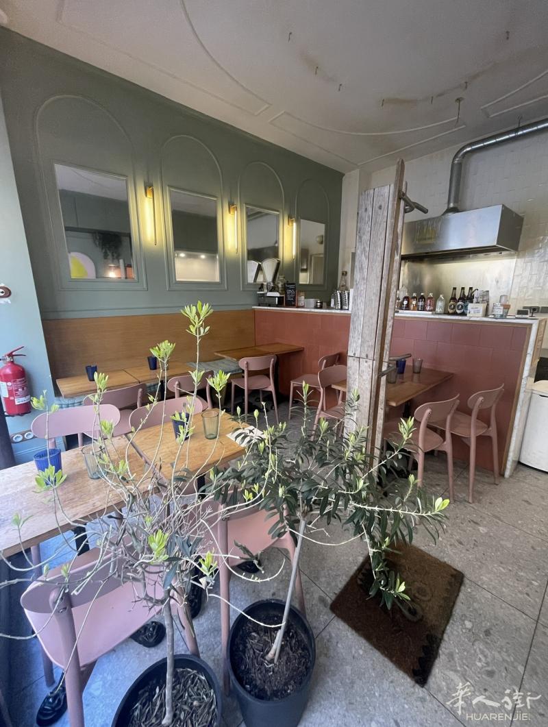 10区république餐馆转让，有烟囱，适合外卖店 面馆等，周围办公室人流，生意火爆
