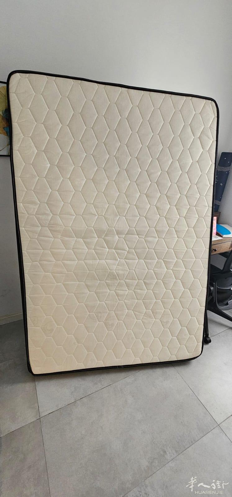 马德里usera出售135x190记忆棉高档床垫，状况非常好，59欧