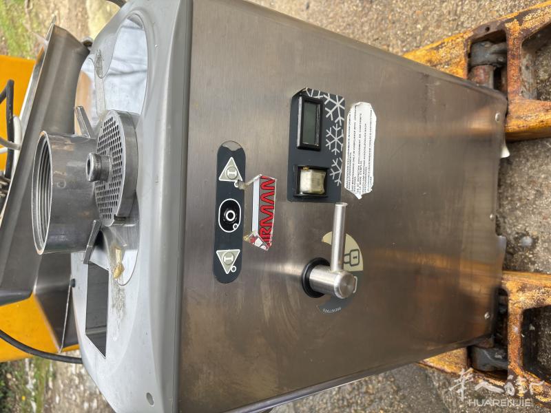 出售一台专业绞肉机TC32 BARC.IC E 3hp triphasée 用了3个月