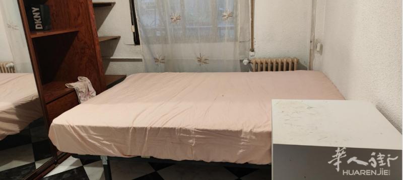 Usera特价出租一个单人间，主街上，地段好，隔壁BBVA,