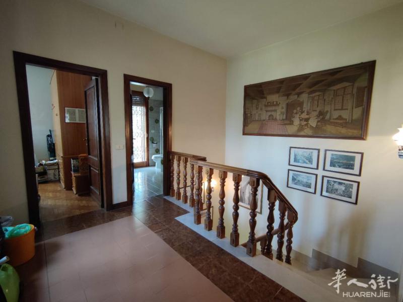 【出售】联排边户别墅，停车入户，3面花园，位置：poggio a coiano ，微信PO26738966