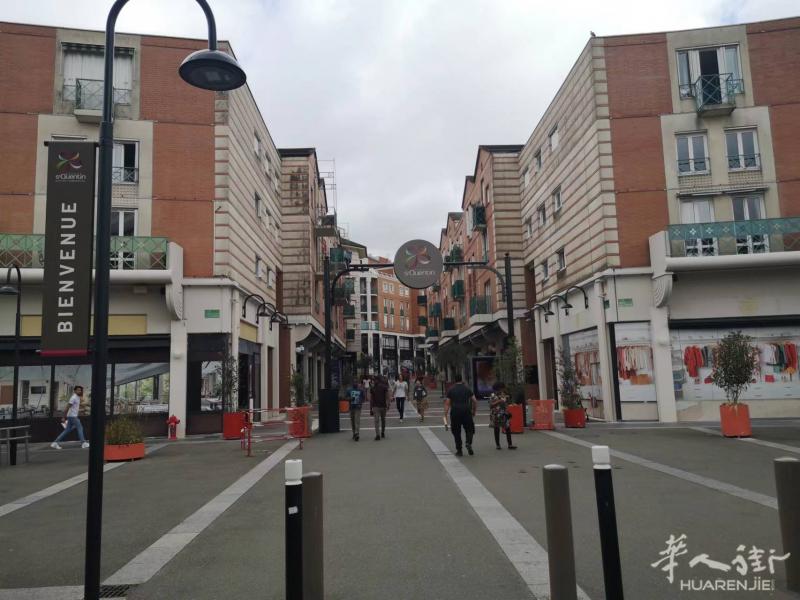 78省凡尔赛大学St Quentin en Yvelines 校区, 市中心, 地处步行街，车站边