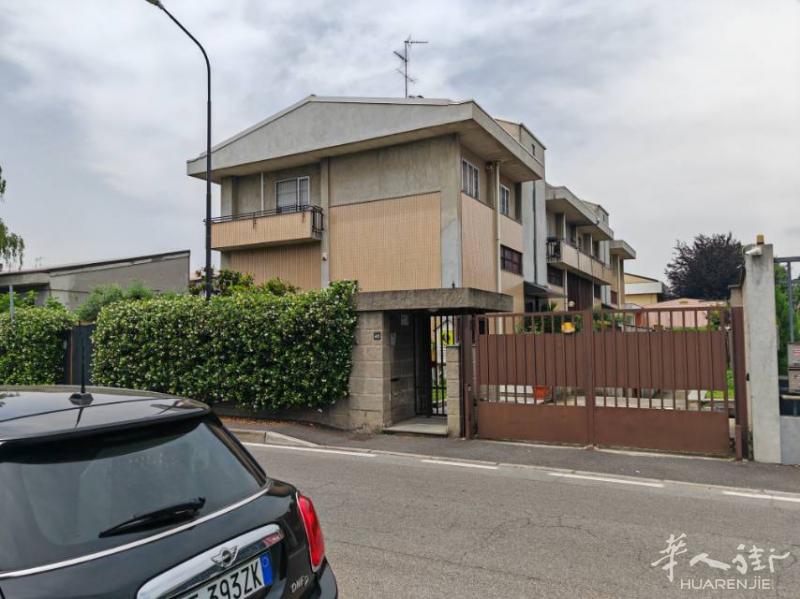米兰北部近郊工场住家一体小楼出租