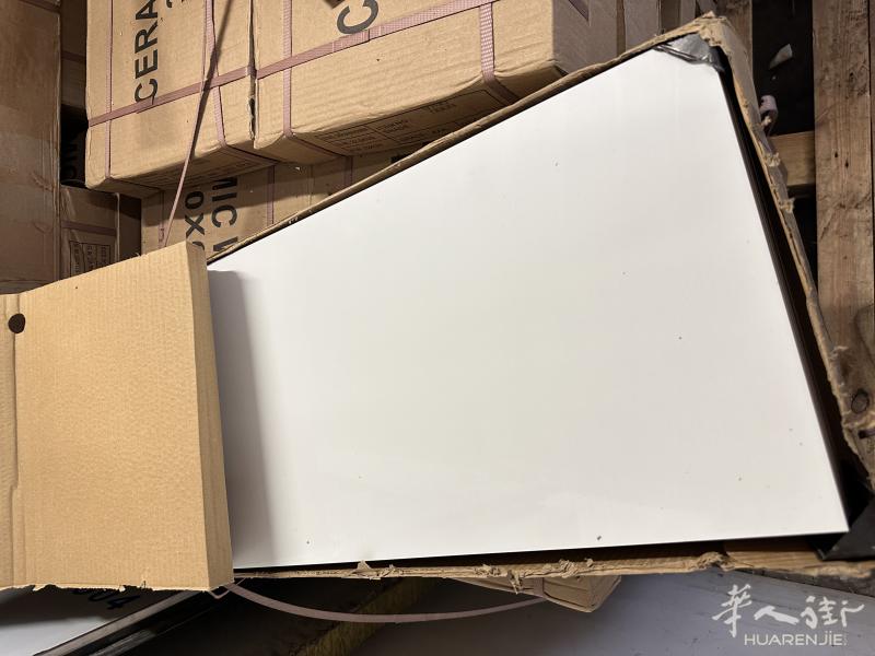 出售白色墙砖300X600，防滑厨房地砖300X300, 量大 ，二手四眼煤气炉/单眼炒菜炉