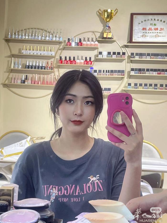 米兰化妆师  妈妈妆 晚宴妆 轻泰妆 生日妆  证件照妆容 whatsapp ：