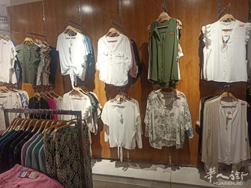 大街 地铁口 位置极好 10年 服装店转让 房租低 3个月回本