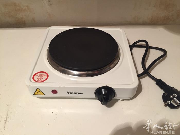 一个电磁炉，一个灶的，22公分，宽长四方形，1000W，15欧。在马德里自己来拿