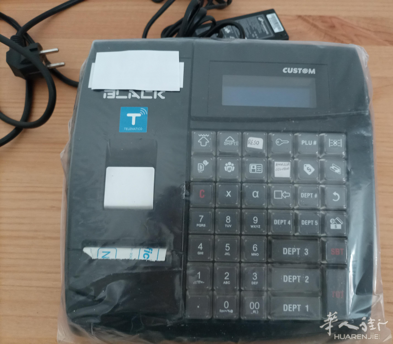 出一台 Registratore di cassa telematico 牌子Custom black +收银合