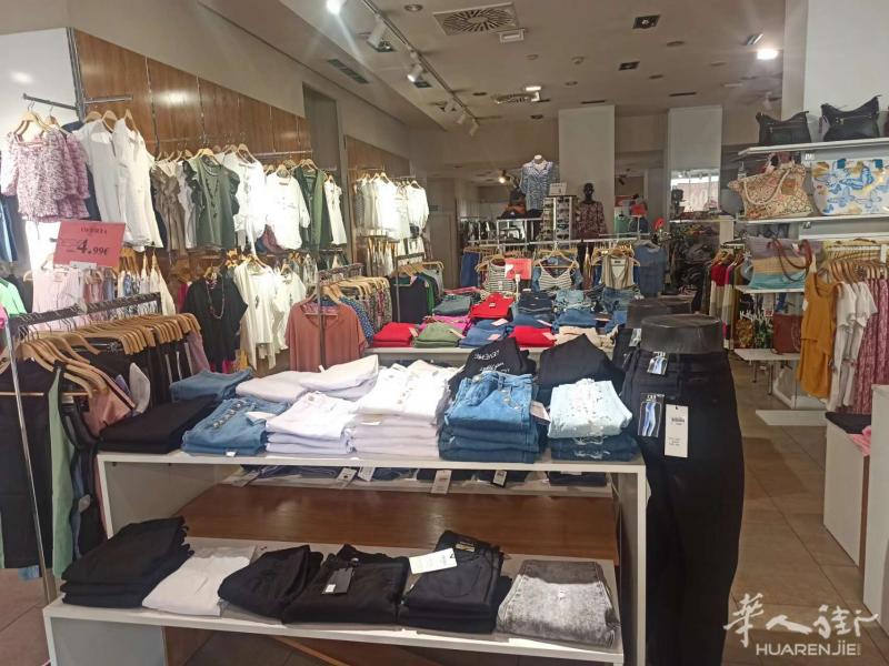 地点极好 地铁口 10年 服装店 低价转让 半年回本