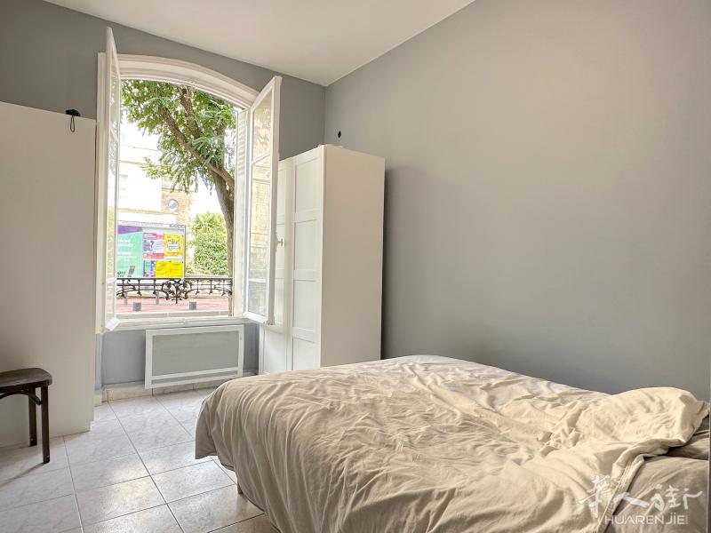 La Courneuve 离RER B  步行 7分钟，Mairie 附近