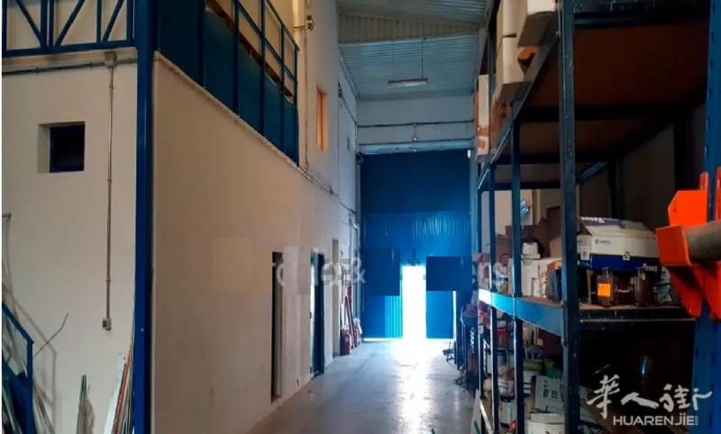 仓库租金 3,800 欧元/月在 SAN MARCOS GETAFE POLICY，面积 650 平方米，分布在底层 410 平方米，夹层 90 平方米，夹层