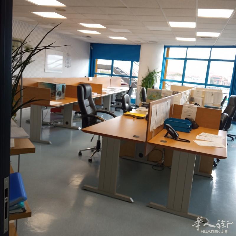 INMOCOBOCALLEJA 提供位于多层工业建筑内的办公室出售，该建筑设有地面停车场、带摄像头的 24 小时保安、2 部电梯和汽车升降机。 办公室位于大楼三
