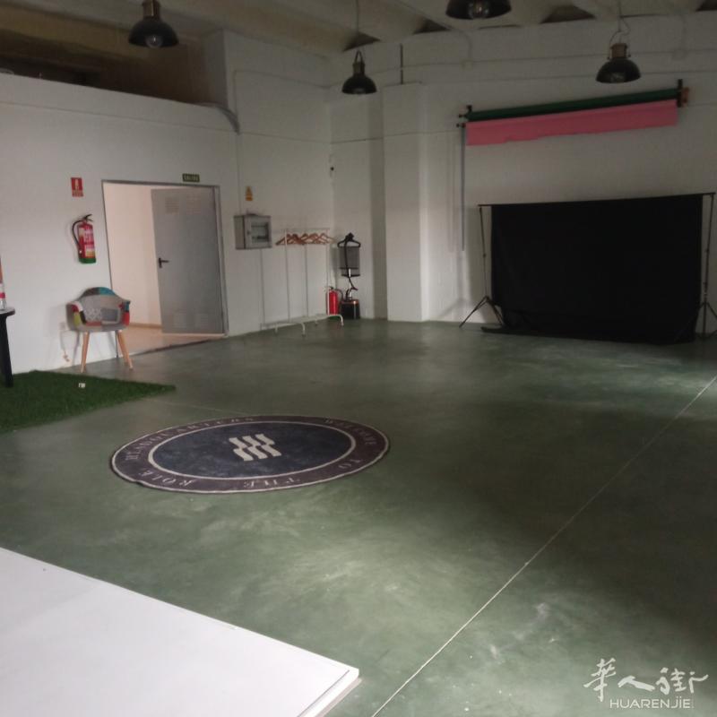 INMOCOBOCALLEJA 出售位于 El Palomo 工业区（富恩拉夫拉达）的三层 712 平方米工业仓库。  半地下室面积 238 m2，最大自由高度
