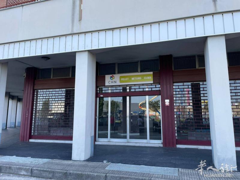【降价50%】米兰购物中心正对面Brugherio，232平店面带墙出售