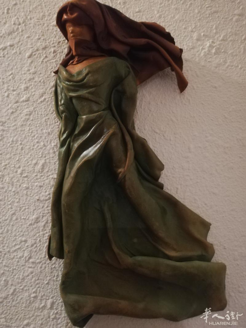 出皮画.真牛皮做成的美女画.适合挂在白色的墙上.如图.可送至地铁口.有意电0608088824