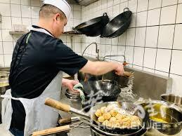 附近SAINTES  17100 我为您提供一家地理位置优越的餐厅，营业时间为周一至周六上午 10 点至下午 2 点以及下午 4:30 至晚上 10H